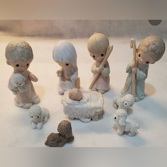Precious Moments Other - 12 Pieces, Vintage rare Precious moments Nativity with wooden manger.